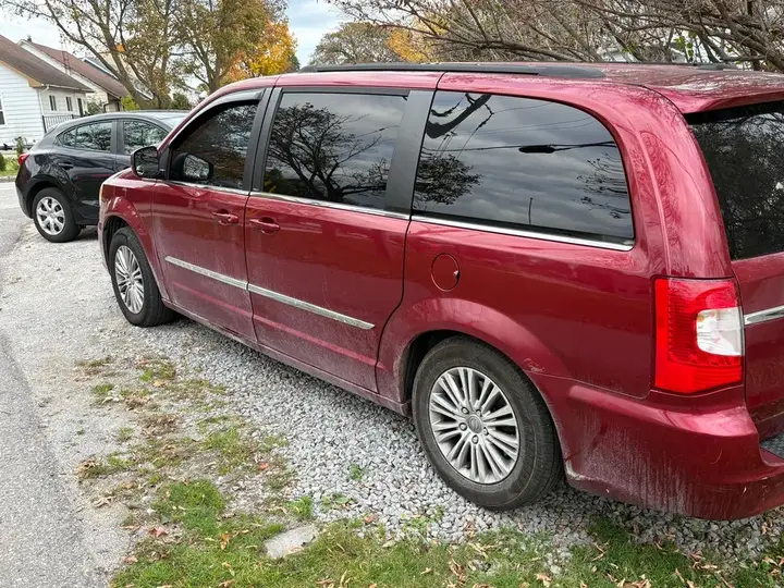 Chrysler Town & Country 2013 photo 2