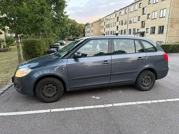 Skoda Fabia 2009 photo 2