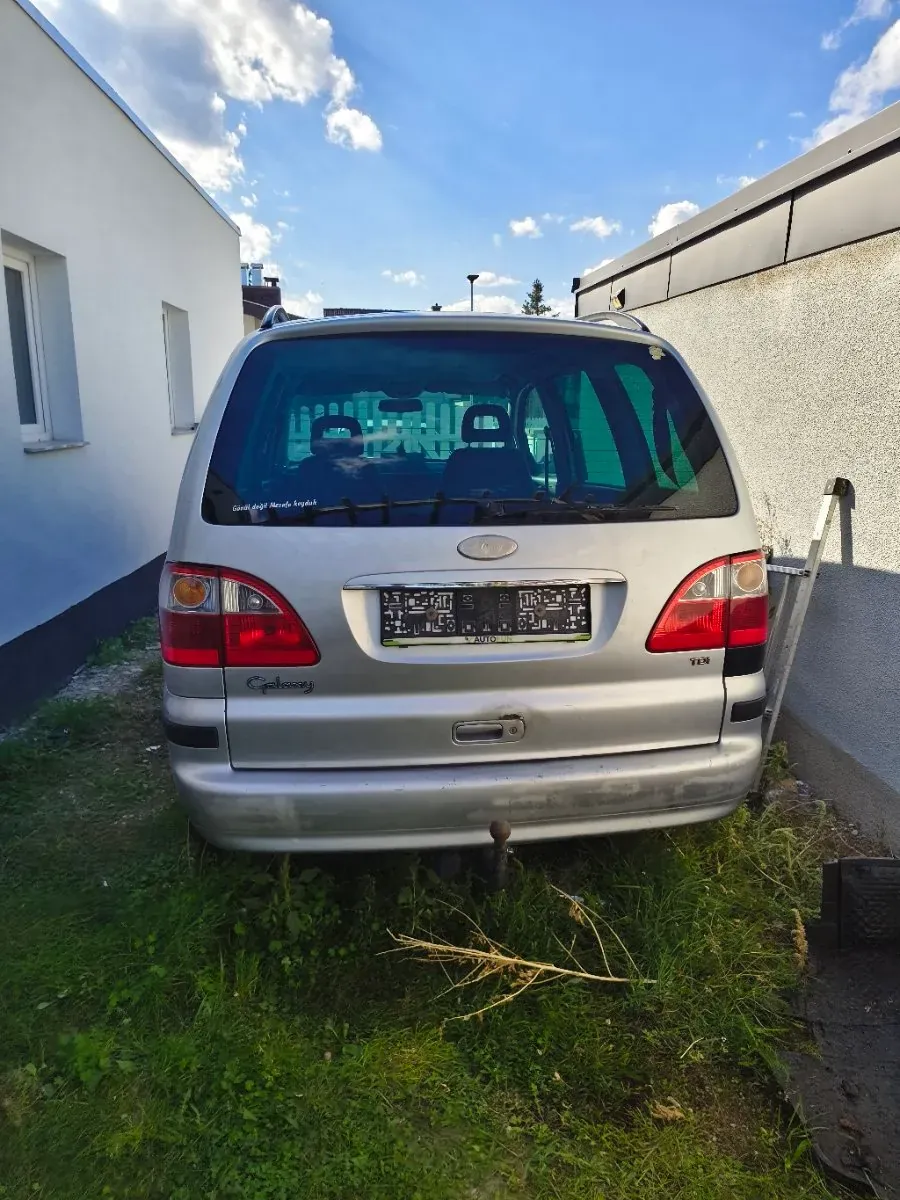 Ford Galaxy 2004 photo 3