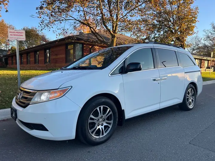 Honda Odyssey 2011 photo 2