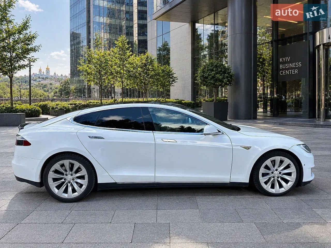 Tesla Model S 2015 photo 2