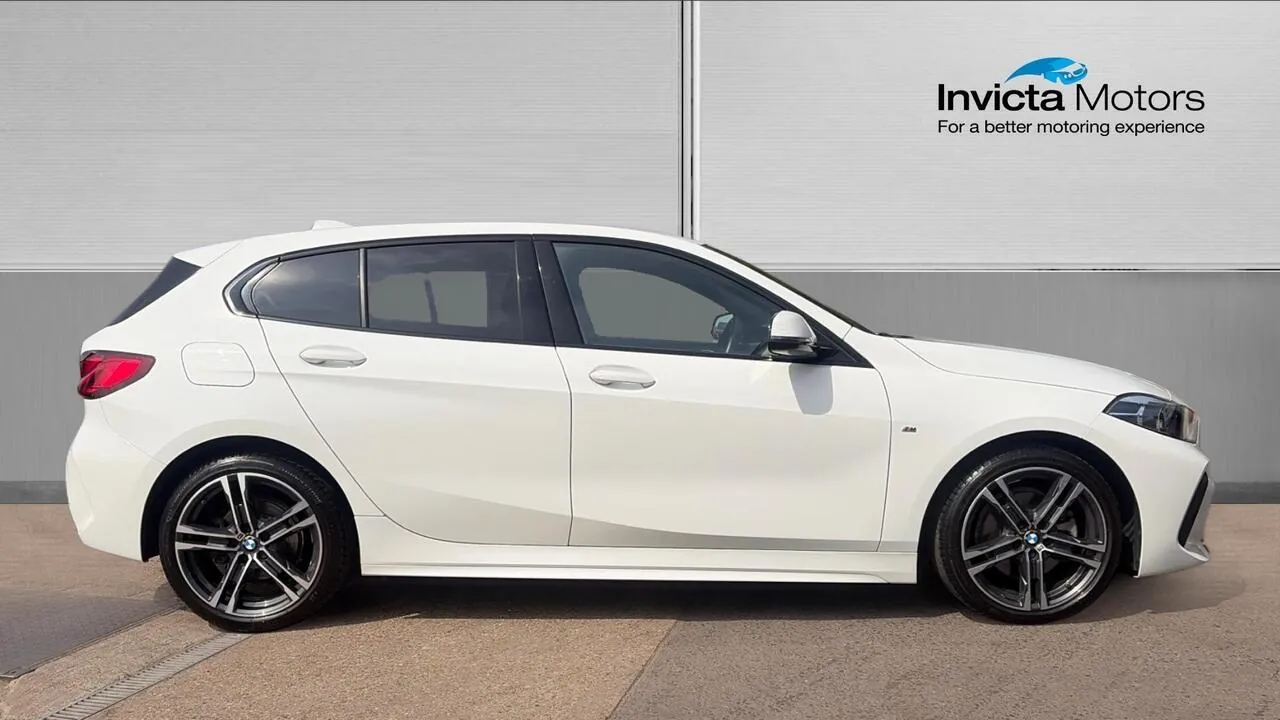 BMW 1 Series 2024 photo 2