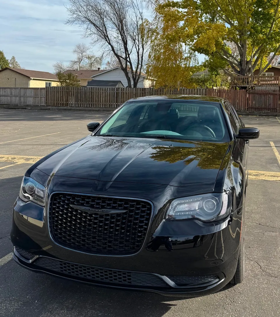 Chrysler 300 2023 photo 2