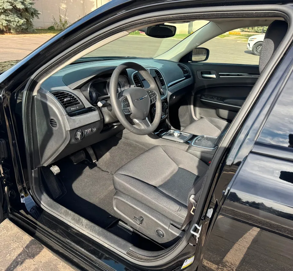 Chrysler 300 2023 photo 3