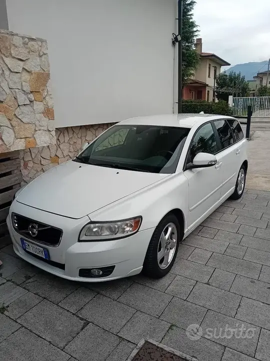 Volvo V50 2012 photo 2