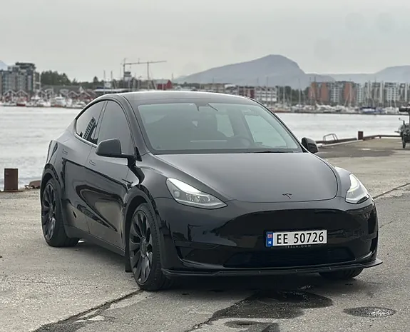 Tesla Model Y 2023 photo 2