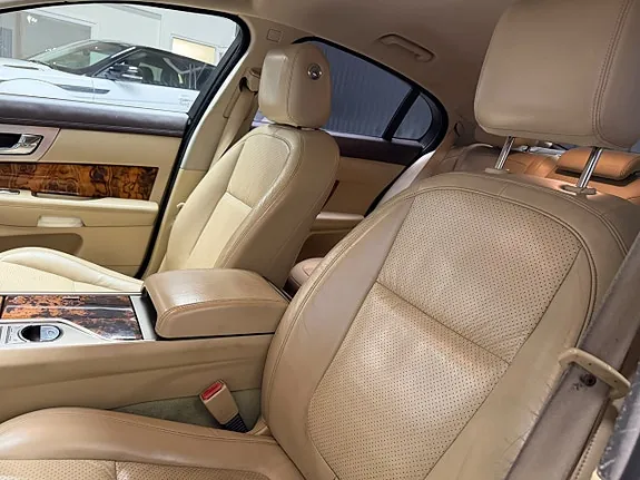 Jaguar Xf 2010 photo 5