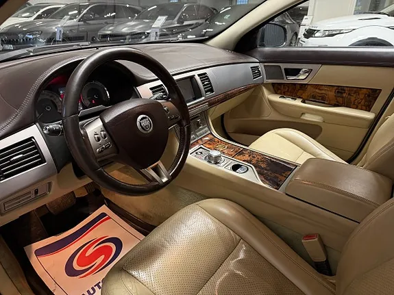 Jaguar Xf 2010 photo 2