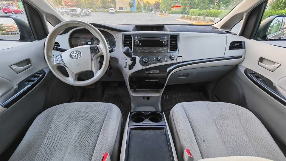 Toyota Sienna 2011 photo 4