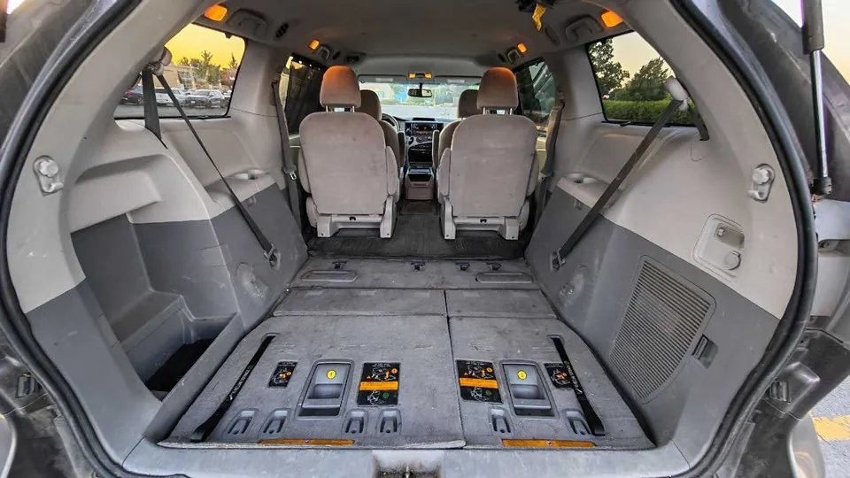 Toyota Sienna 2011 photo 3