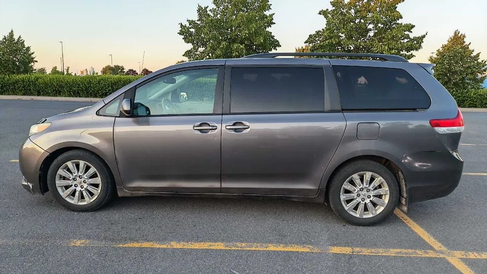 Toyota Sienna 2011 photo 2