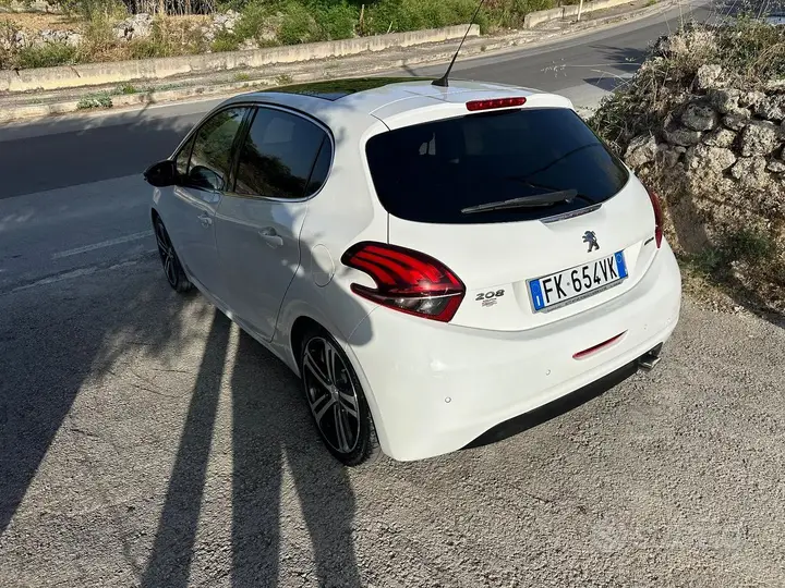 Peugeot 208 2017 photo 3