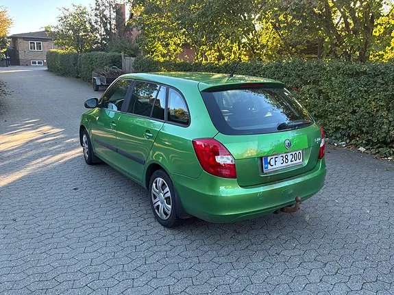 Skoda Fabia 2011 photo 2