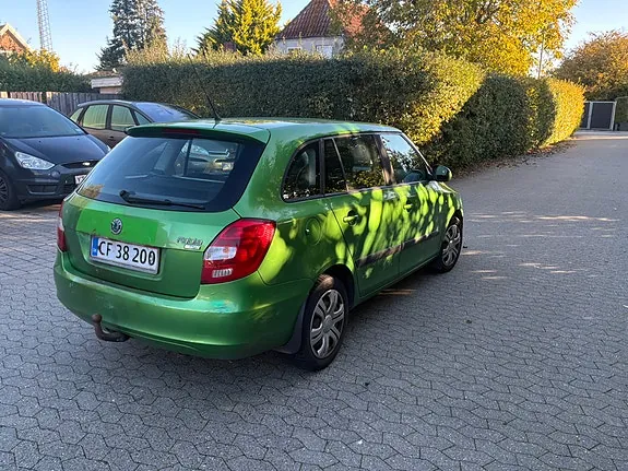 Skoda Fabia 2011 photo 3