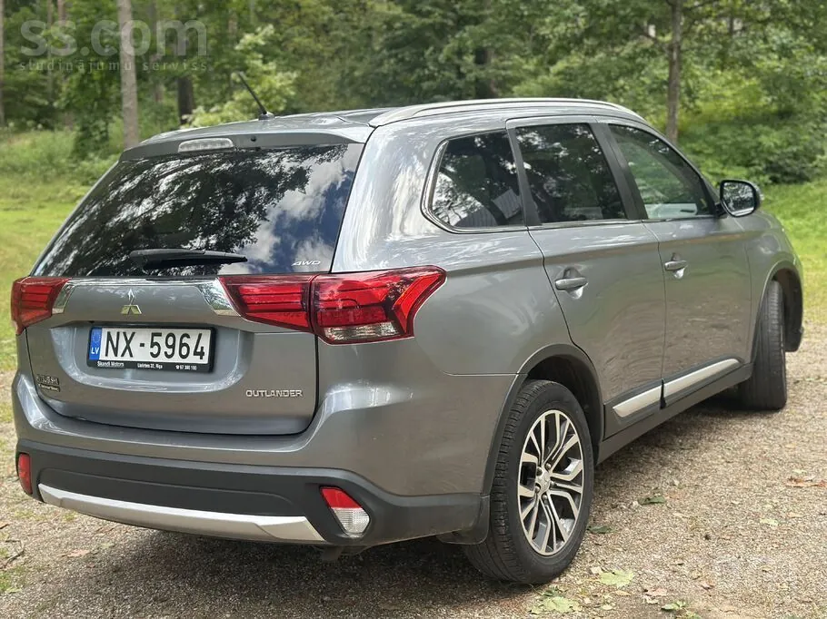 Mitsubishi Outlander 2017 photo 2