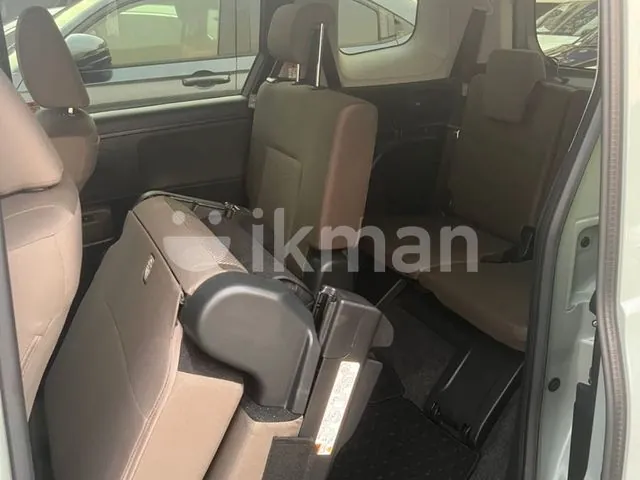Toyota Sienta 2023 photo 4