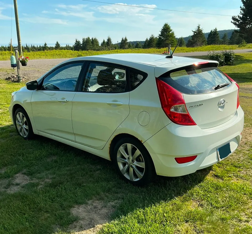 Hyundai Accent 2012 photo 4