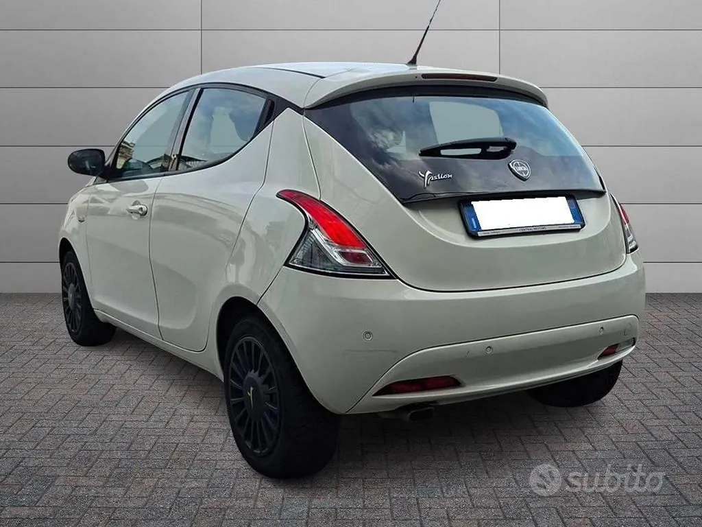 Lancia Ypsilon 2015 photo 2