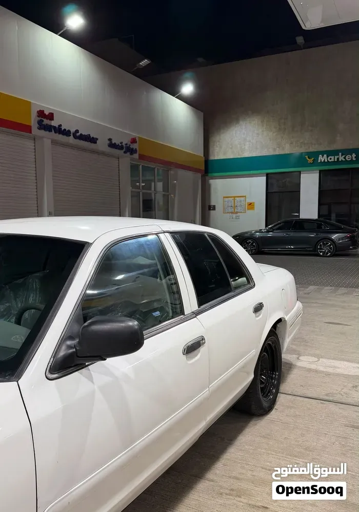Ford Crown Victoria 2002 photo 2