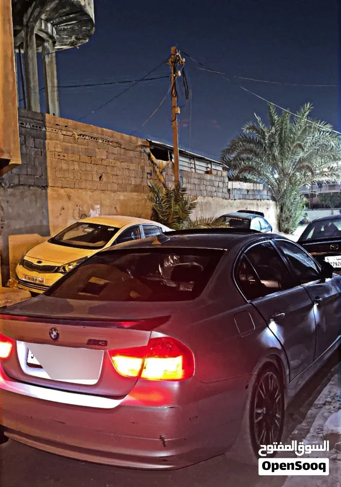 BMW 3 Series 2011 photo 2