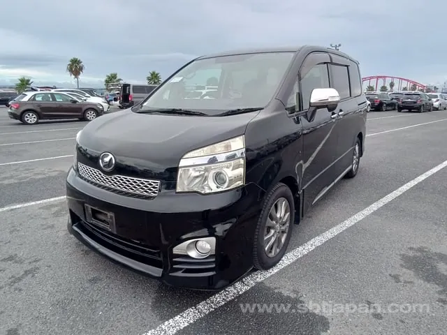 Toyota Voxy 2013 photo 2