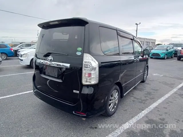 Toyota Voxy 2013 photo 4