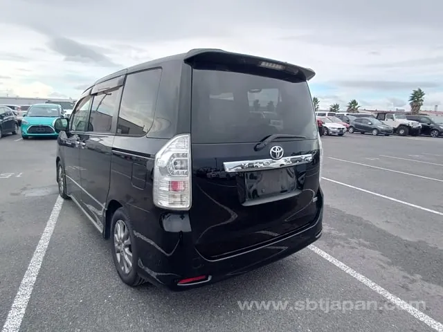 Toyota Voxy 2013 photo 3
