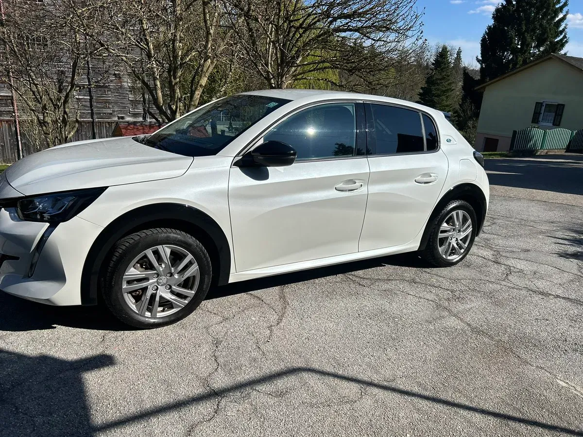Peugeot E-208 2022 photo 2