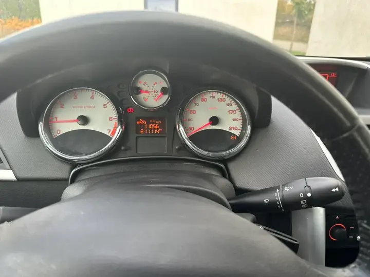 Peugeot 207 2011 photo 2