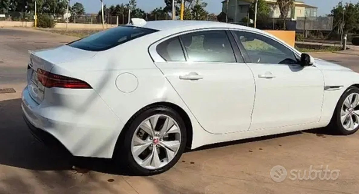 Jaguar Xe 2019 photo 2