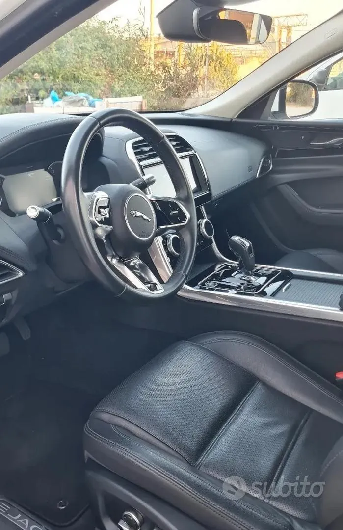Jaguar Xe 2019 photo 4