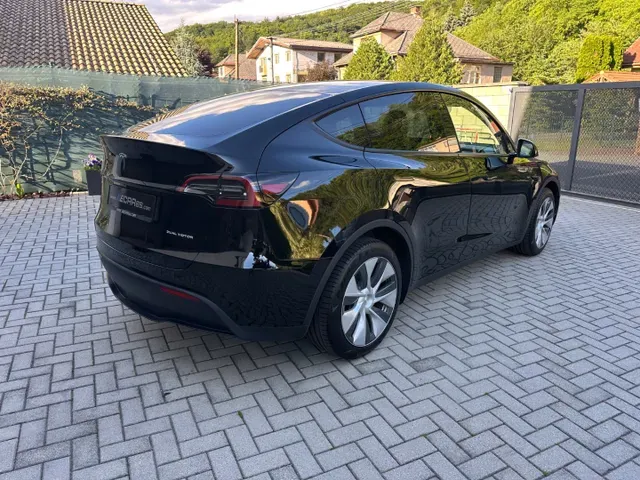Tesla Model Y 2024 photo 4