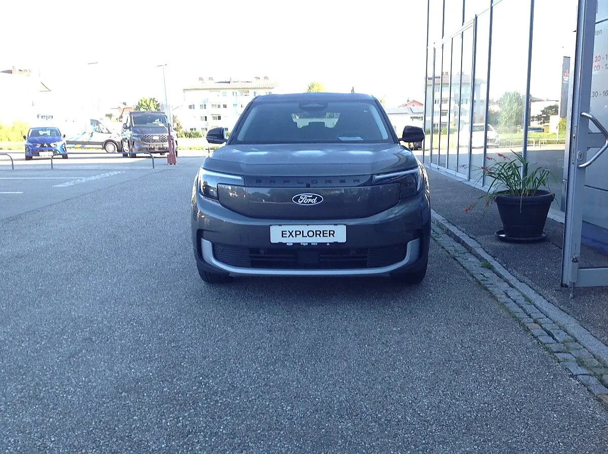 Ford Explorer photo 2
