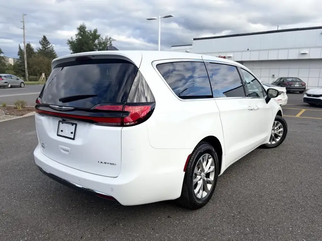 Chrysler Pacifica 2026 photo 5