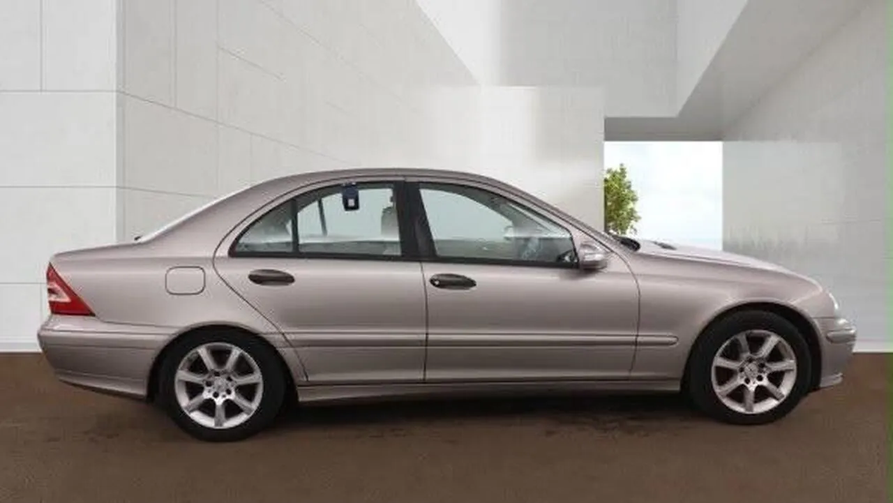 Mercedes-Benz C-Class 2006 photo 2