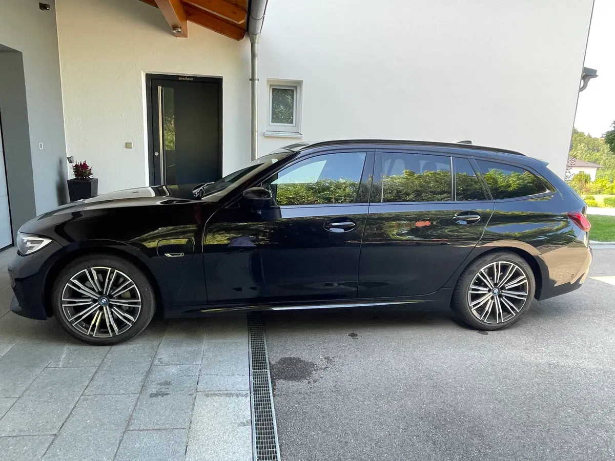 BMW 3 Series 2022 photo 2