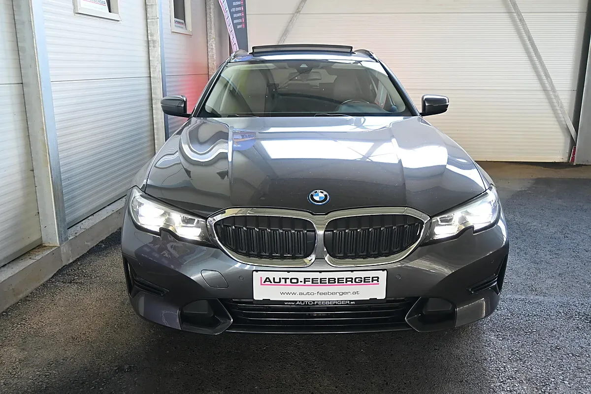 BMW 3 Series 2022 photo 2