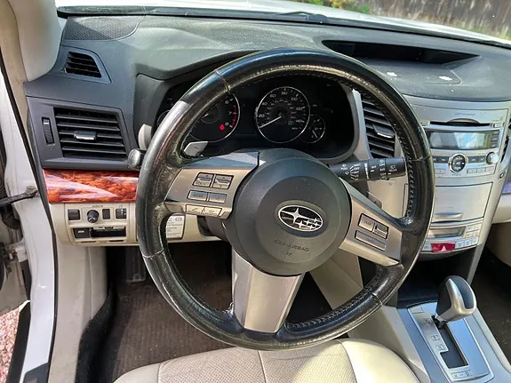 Subaru Outback 2011 photo 2