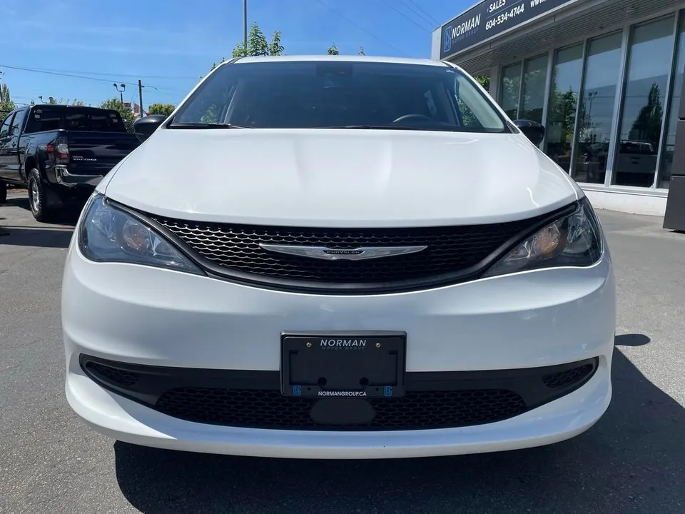 Chrysler Grand Caravan 2024 photo 2