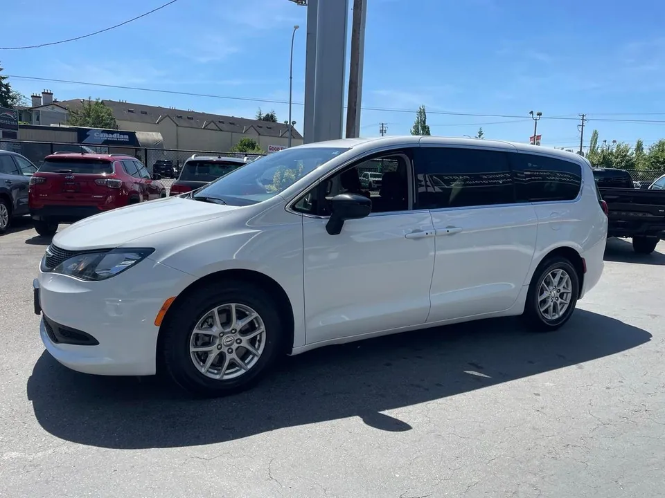 Chrysler Grand Caravan 2024 photo 3
