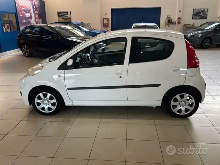 Peugeot 107 2010 photo 2