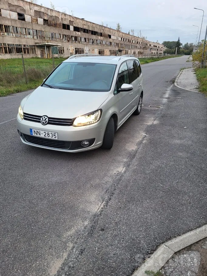 Volkswagen Touran 2011 photo 2