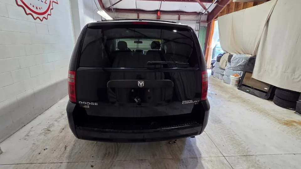 Dodge Grand Caravan 2010 photo 3