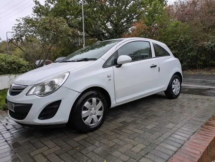 Vauxhall Corsa 2012 photo 2