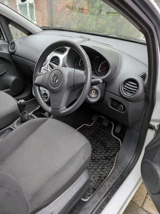 Vauxhall Corsa 2012 photo 3