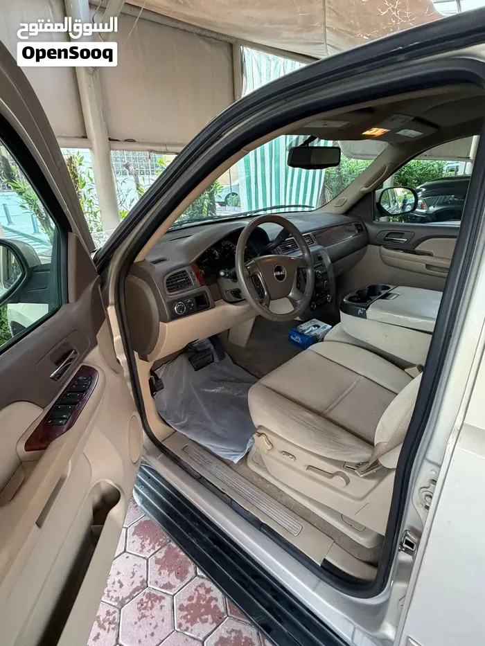 GMC Suburban 2009 photo 2