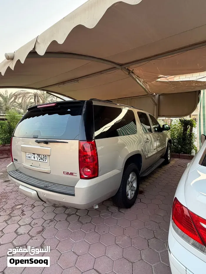 GMC Suburban 2009 photo 4