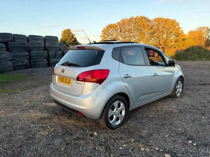 Kia Venga 2010 photo 3