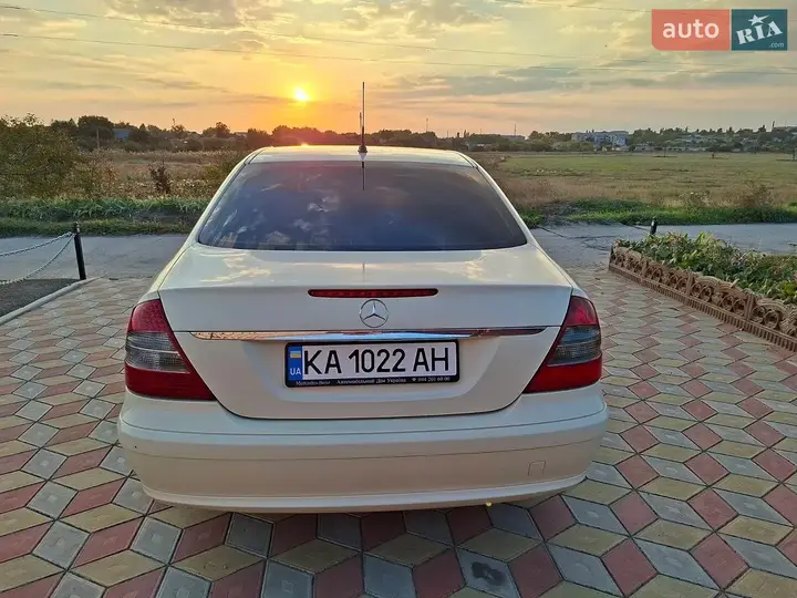 Mercedes-Benz E-Class 2008 photo 5