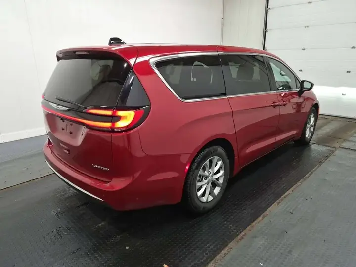 Chrysler Pacifica 2026 photo 4